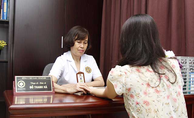 BS Phụ khoa Đỗ Thanh Hà khám cho người bệnh