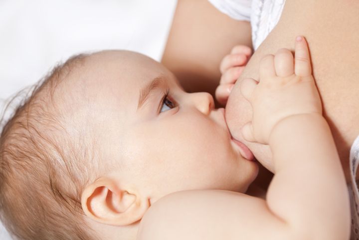 Tắc tuyến sữa là biến chứng của u xơ tuyến vú ở phụ nữ sau sinh
