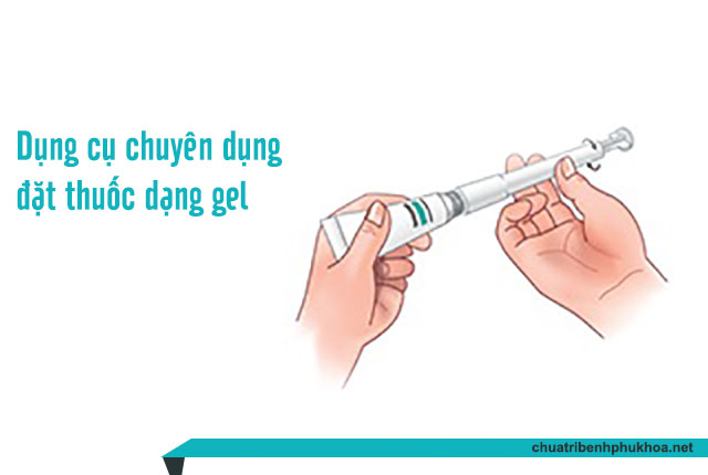 Sử dụng dụng cụ chuyên dụng để đặt thuốc dạng gel vào âm đạo