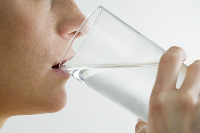 Uống nhiều nước giúp phòng ngừa bệnh viêm niệu đạo